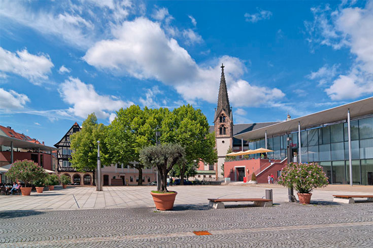 Theaterplatz und Sonnenuhr (Foto: Till Benzin)