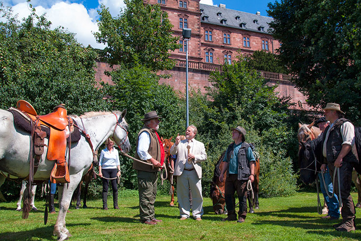 Reiter vor Schloss (Foto: Till Benzin)