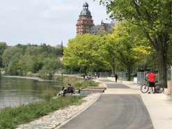 Foto mit Blick auf das neu gestaltete Mainufer
