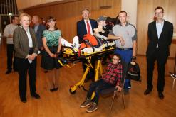  Brandhefler mit geretteter Familie