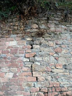  Riss in der Mauer an der Schlosstreppe