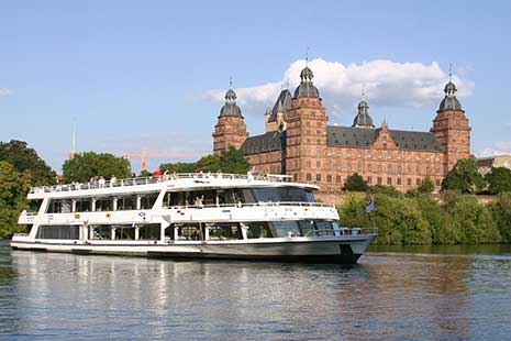 Schiffsreisen auf dem Main bei Aschaffenburg