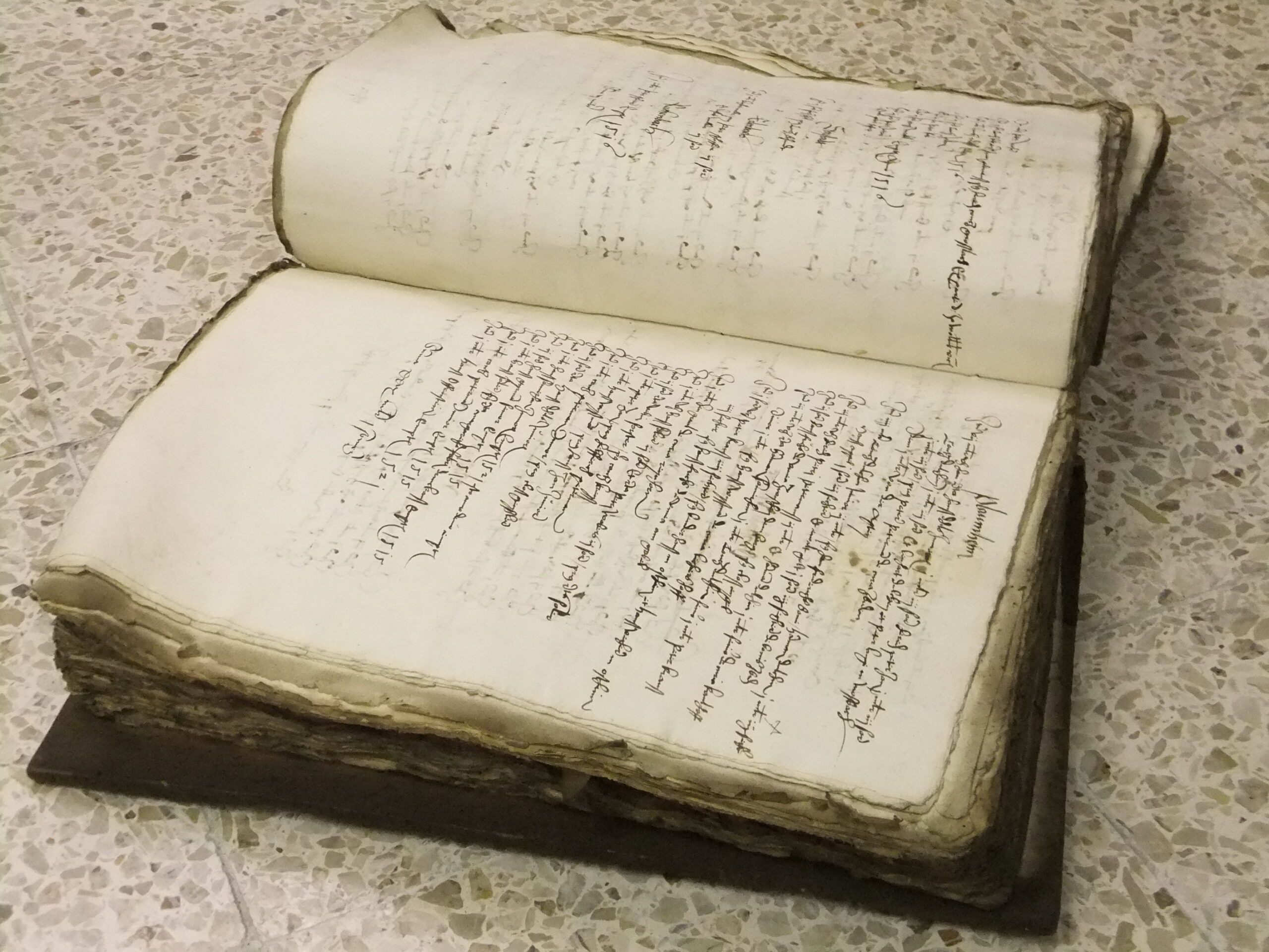 Verschmutztes und beschädigtes historisches „Amtsbuch“ aus dem Stiftsarchiv (Stiftsarchiv Nr. 5531 / Foto: Frank Luther).