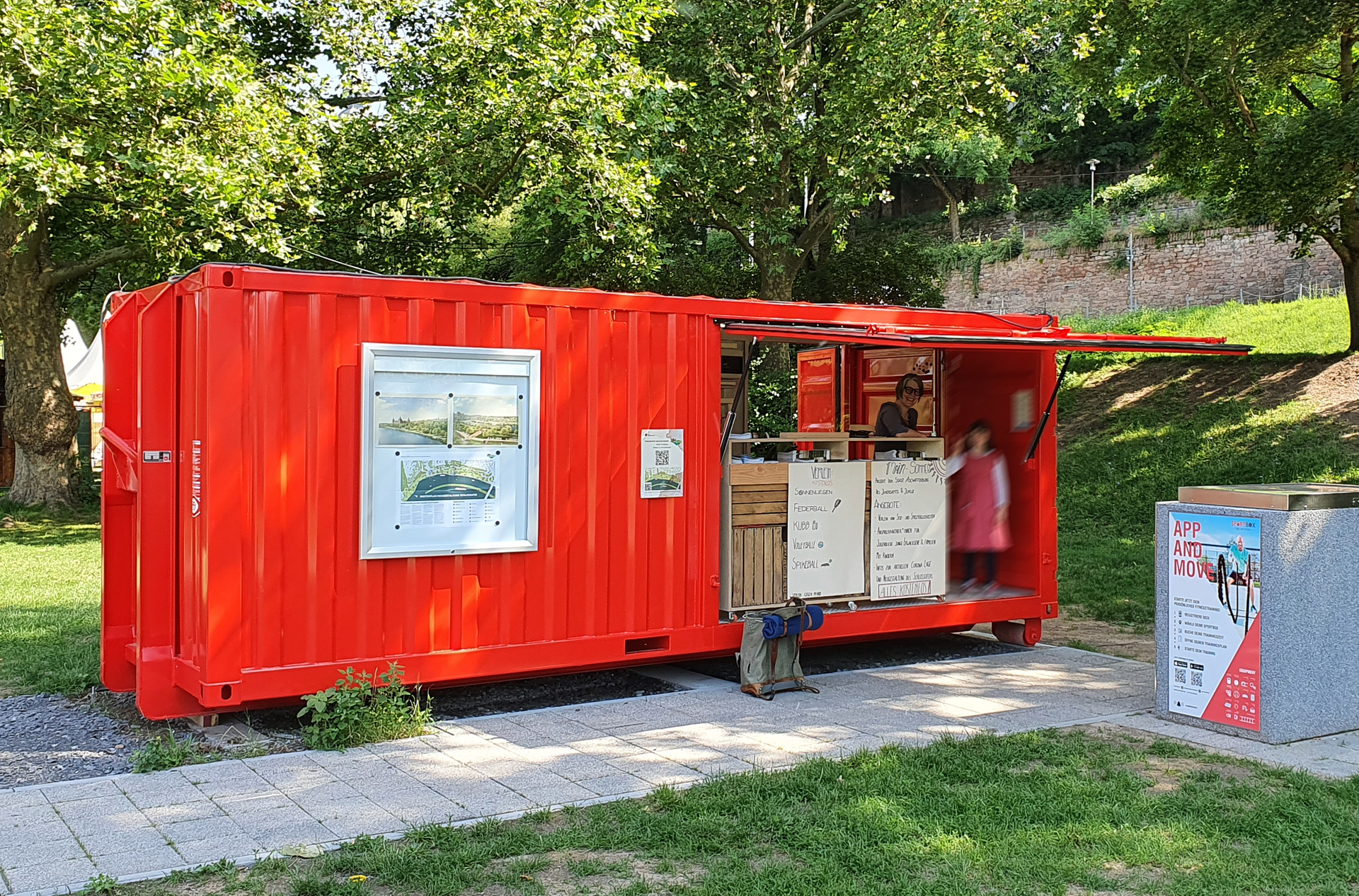 Neuer Treffpunkt am Main: der feuerrote Infocontainer Foto ©Daniel Altemeyer-Bartscher