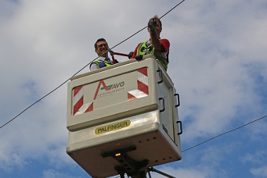 Bürgermeister Felix Wissel zusammen mit AVG-Mitarbeiter Franz Schmidbauer beim Durchtrennen der Freileitung