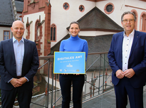 Digitalministerin Judith Gerlach übergibt die Auszeichnung an Oberbürgermeister Jürgen Herzing. Foto: Ralf Hettler / Stadt Aschaffenburg