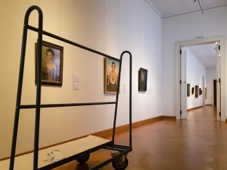 Noch hängen die Gemälde von Christian Schad im Schloss Johannisburg.