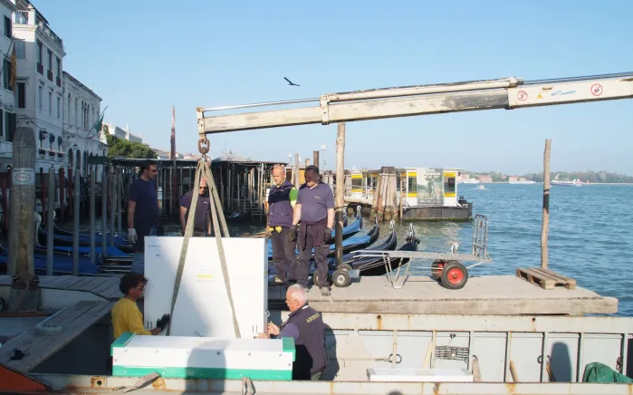 Anspruchsvoller Transport von Schads „Liebende Knaben“ auf dem Wasserweg in Venedig. Foto: Museen der Stadt Aschaffenburg (Sabine Denecke)