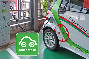 Lades&auml;ule mit Auto und Karte
