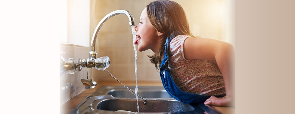 M&auml;dchen trinkt Leitungswasser, Quelle: iStock