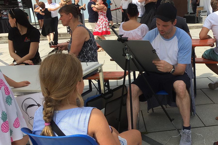 Marc Robitzky zeichnet beim Stadtfest 2019