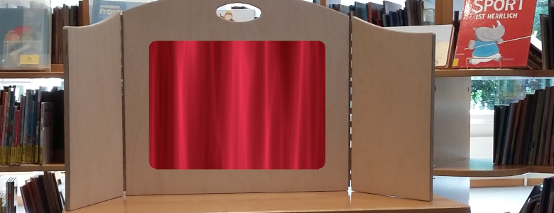 Aufgebautes Erzähltheater Kamishibai aus Holz mit rotem Vorhang