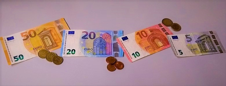 Euro-Münzen und -Scheine auf einer Fläche