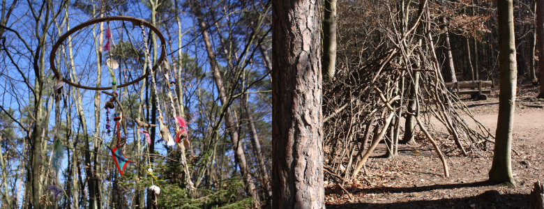 Collage Windspiel aus Naturmaterialien und Tippi aus Baumstämmen im Wald