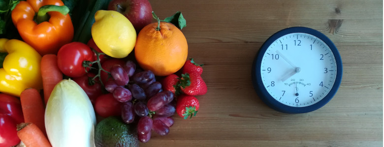 Obst und Gemüse mit Uhr