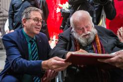  Aktionskünstler Hermann Nitsch trägt sich ins Goldene Buch der Stadt Aschaffenburg ein