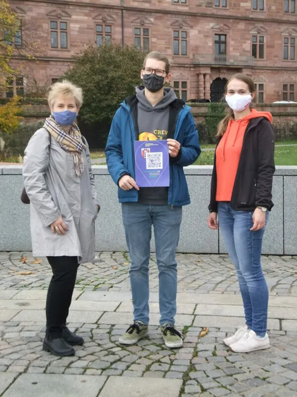 Sie sehen hier das Team, das zusammen die Aufkleber verteilt hat und einen der Aufkleber selbst.