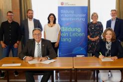  Jürgen Herzing und Jessica Euler unterzeichnen die Zielvereinbarung.