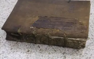 Verschmutztes und beschädigtes historisches „Amtsbuch“ aus dem Stiftsarchiv (Stiftsarchiv Nr. 5531 / Foto: Frank Luther).