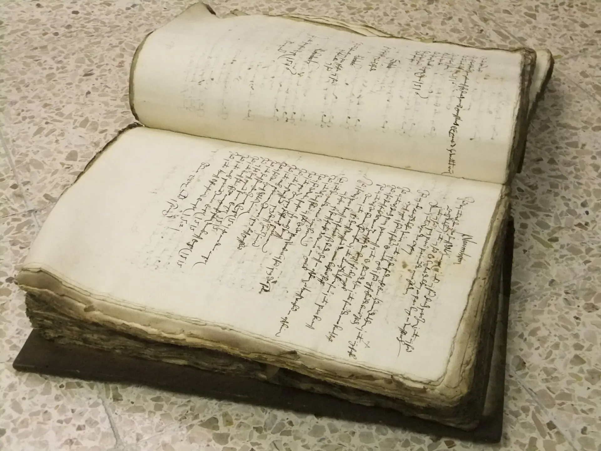 Verschmutztes und beschädigtes historisches „Amtsbuch“ aus dem Stiftsarchiv (Stiftsarchiv Nr. 5531 / Foto: Frank Luther).