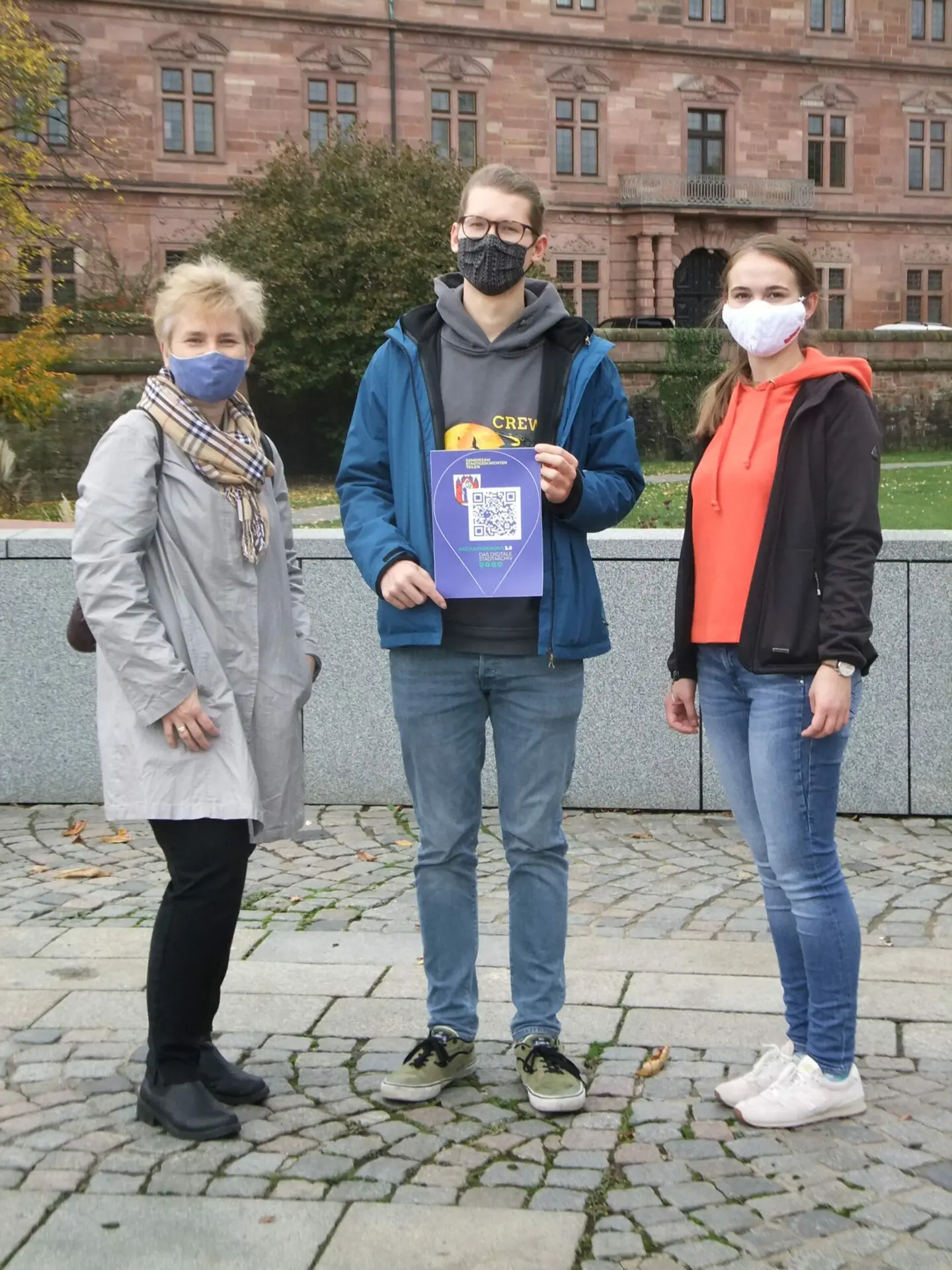 Teamfoto beim Aufkleber verteilen in Aschaffenburg