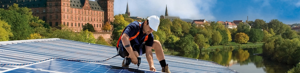 Man arbeitet an Solaranlage