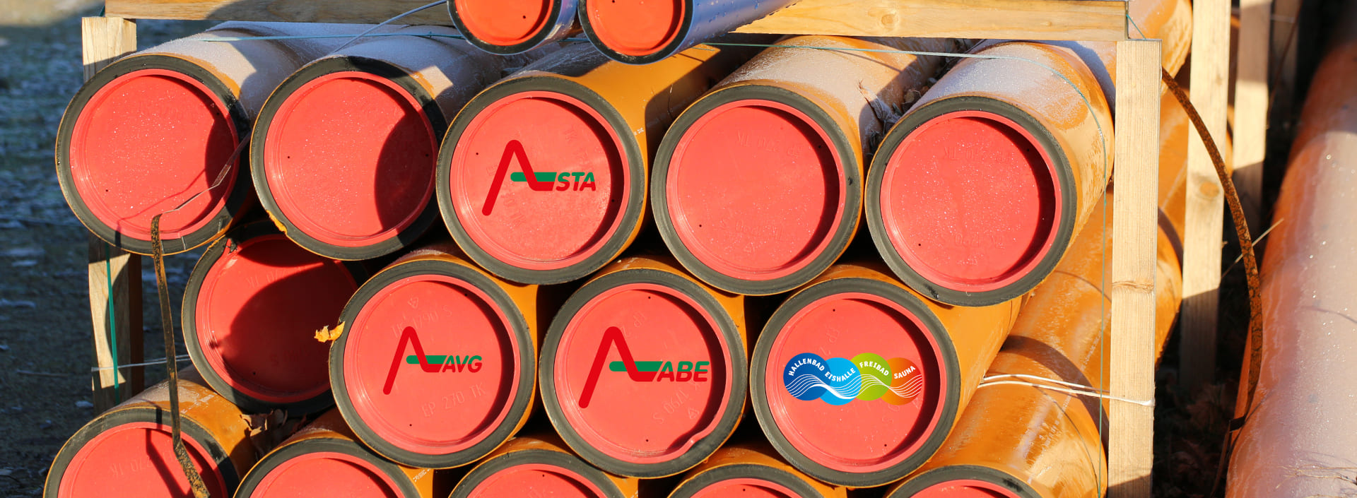 Foto von Rohren mit Logos der AVG