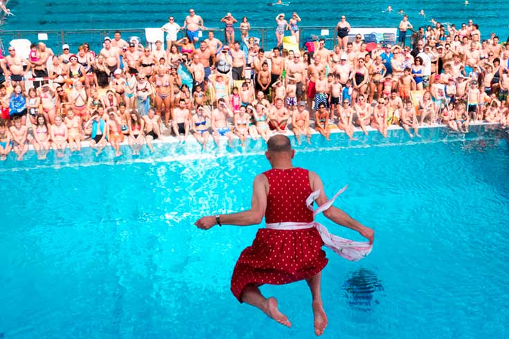 50 Jahre Stadtbad mit Dirndlspringen