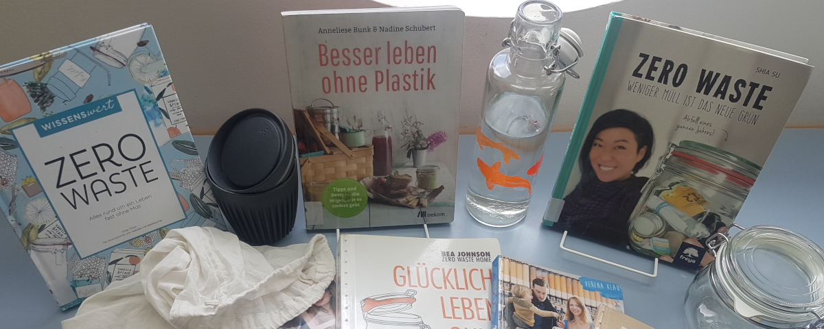 Bücher zum Thema Zero Waste, Plastikfrei mit Glastrinkflasche, Mehrwegbecher und Stoffbeutel