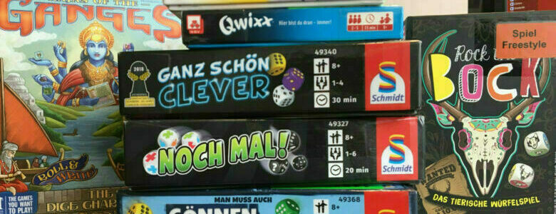 Mehrere Gesellschaftspiele auf einem Tisch