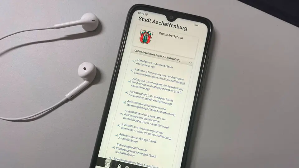 Smartphone mit geöffneter Website der Stadt Aschaffenburg