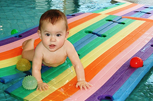 Kleinkind im Schwimmbad
