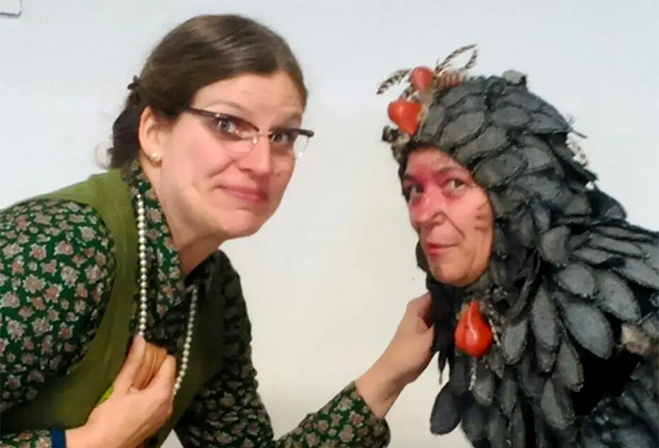 Theater Picante Walk-Act „Frau Huber und ihr Huhn“ Theater Picante Walk-Act „Frau Huber und ihr Huhn“