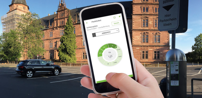 Smartphone wird in der Hand gehalten