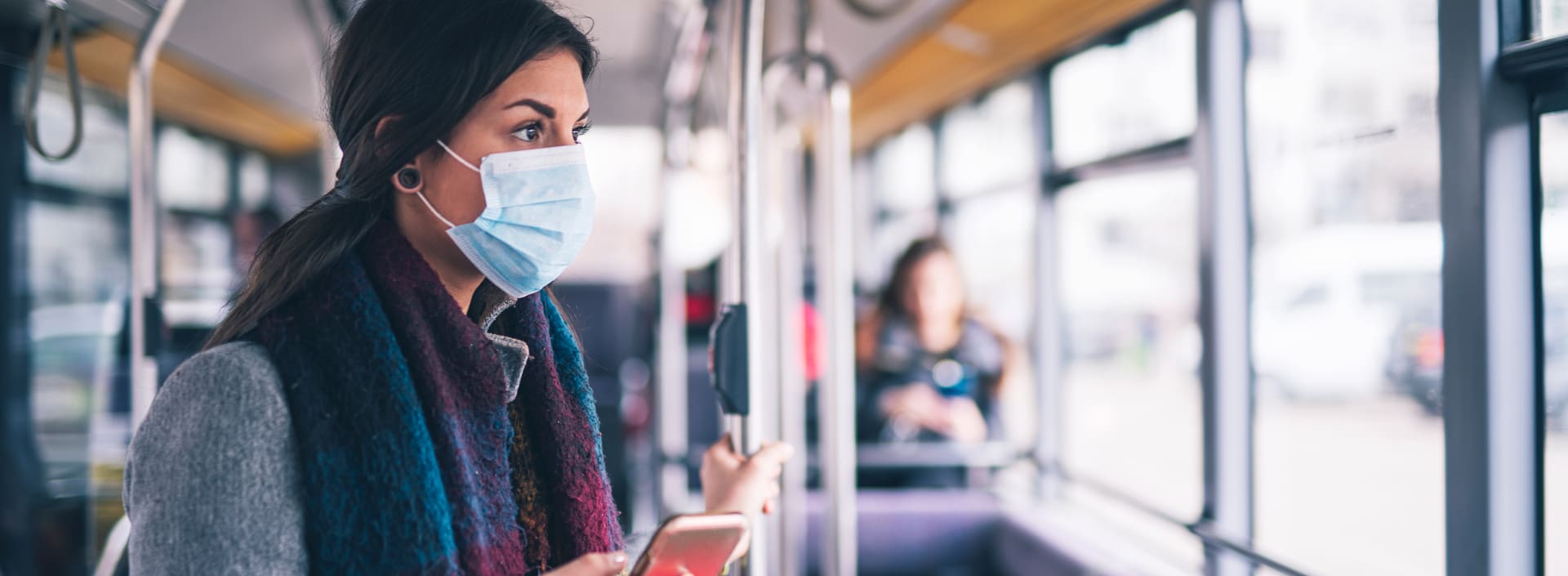 Frau mit Maske im Bus