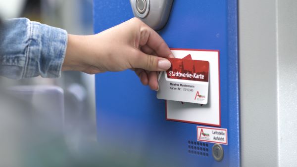 Foto Hand mit Stadtwerke Karte am Leseger&auml;t