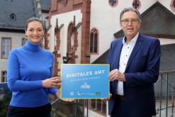  Digitalministerin Judith Gerlach übergibt die Auszeichnung an Oberbürgermeister Jürgen Herzing.