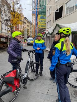  Bei den Kontrollen der der städtischen Verkehrsüberwachung zusammen mit der Fahrradstaffel der Polizei kann es zu vielen positiven Gesprächen. 