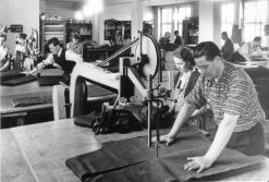  Kleiderfabrik Desch, Zuschnitt der Stoffe, um 1950 