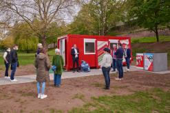  Oberbürgermeister Jürgen Herzing eröffnete den neuen Info-Container am Mainufer.