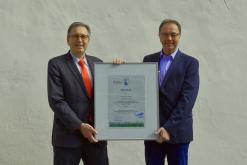  Oberbürgermeister Jürgen Herzing und Walter Hartmann, Leiter des Amts für Hochbau und Gebäudewirtschaft, mit der Urkunde