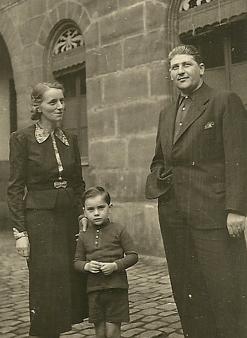  Werner Hirsch mit seinen Eltern 1939. 