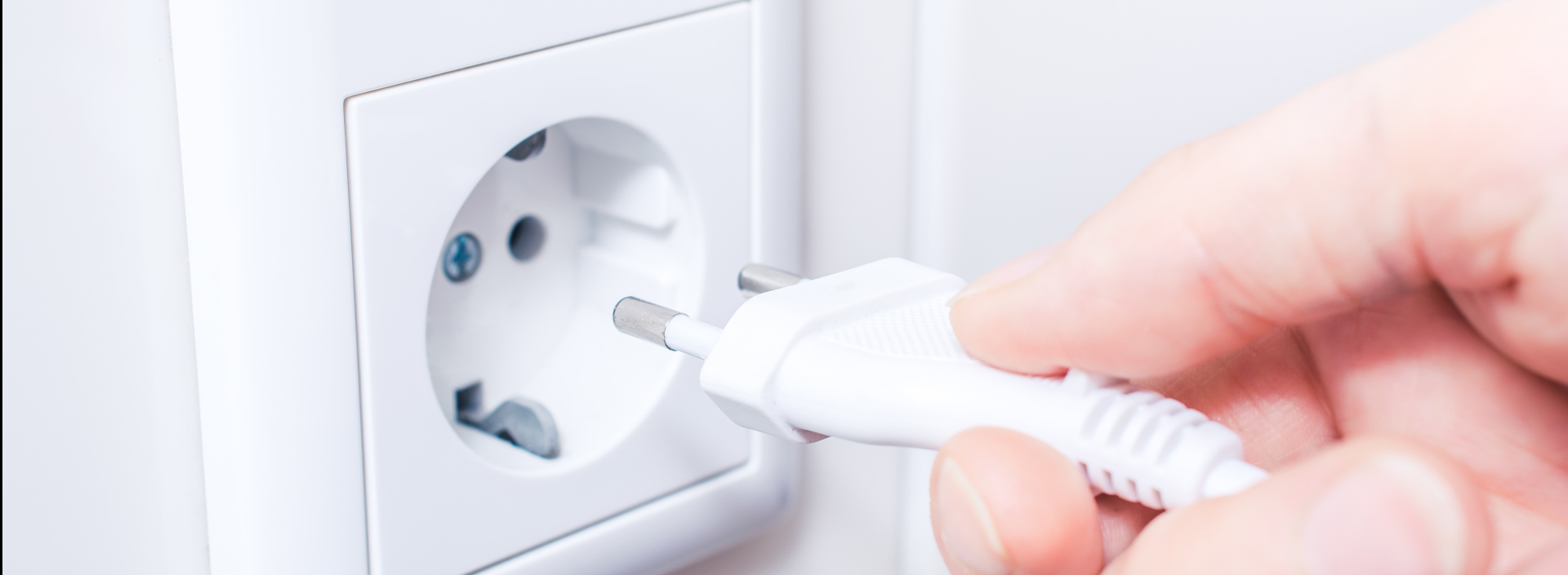 Stecker wird in Steckdose gesteckt