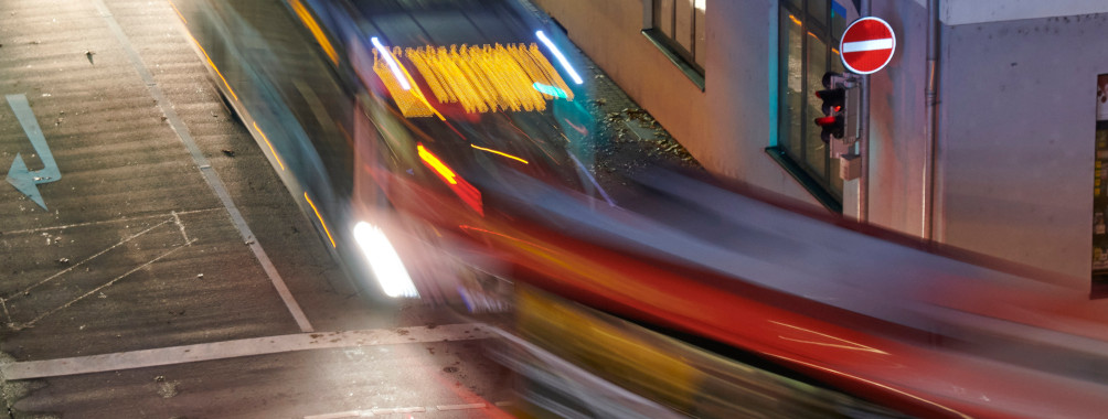 Zwei Busse fahren