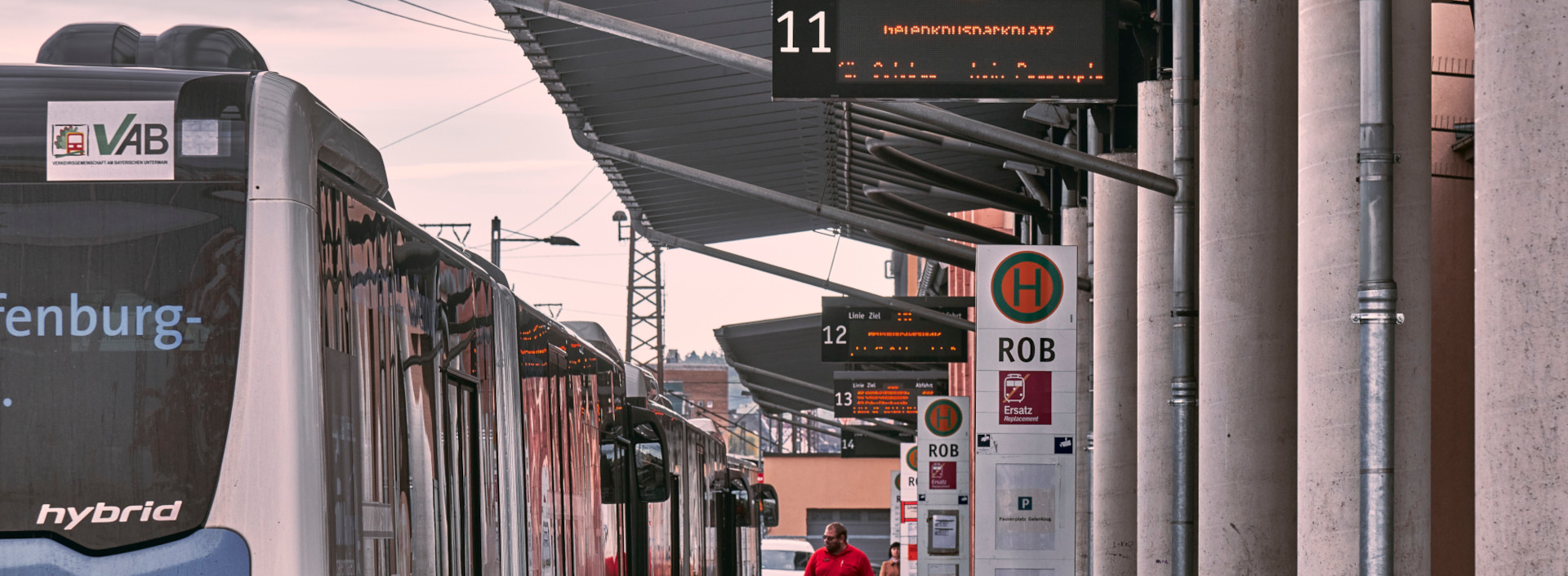 Busse halten am Bahnhof