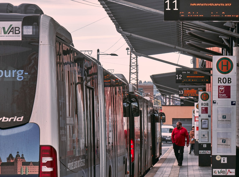 Busse halten am Bahnhof