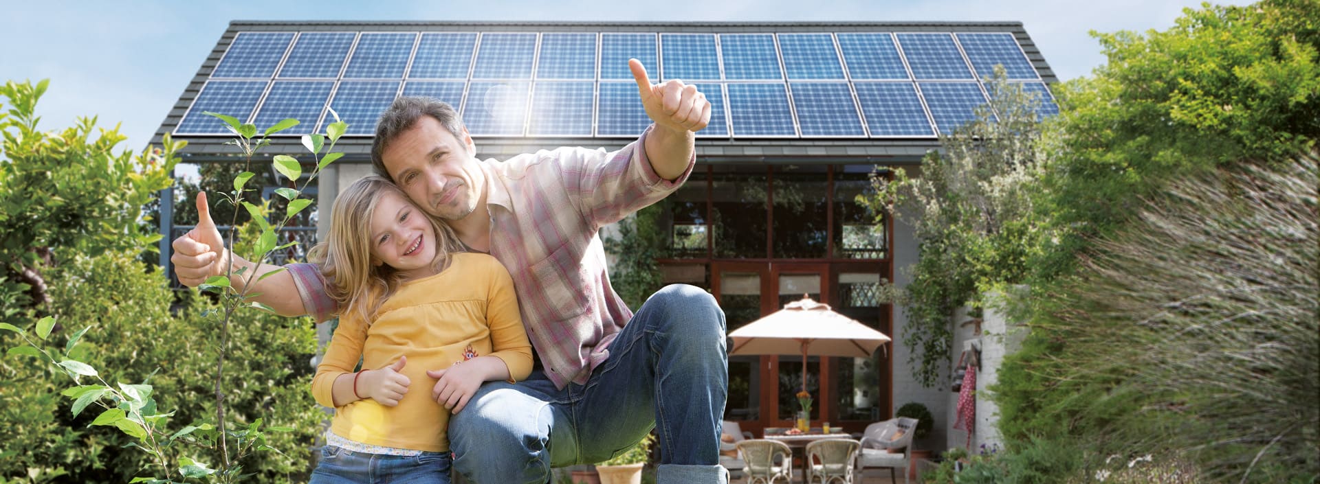 Foto von Vater und Tochter vor Solaranlage