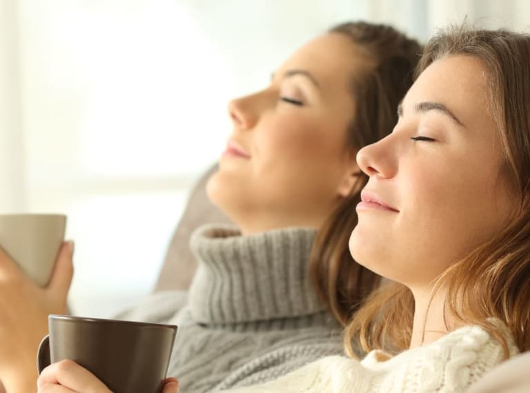Foto Frauen auf Sofa