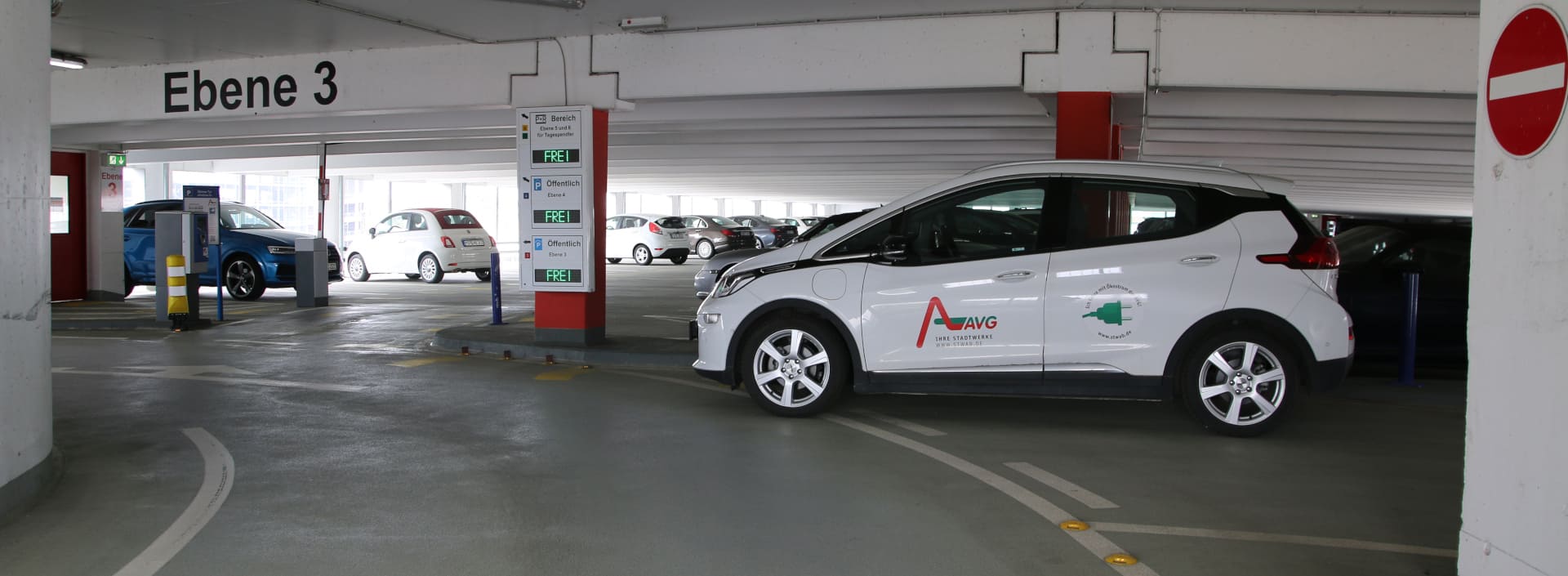 AVG Auto im Parkhaus