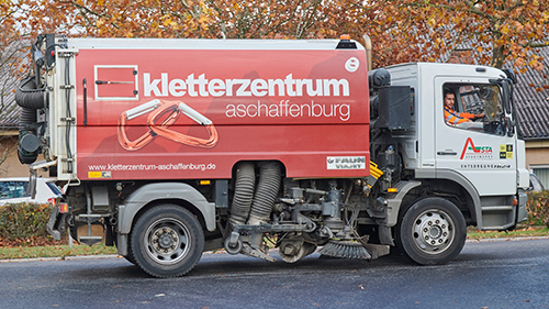 Werbung auf AVG Stra&szlig;enreinigungsfahrzeug